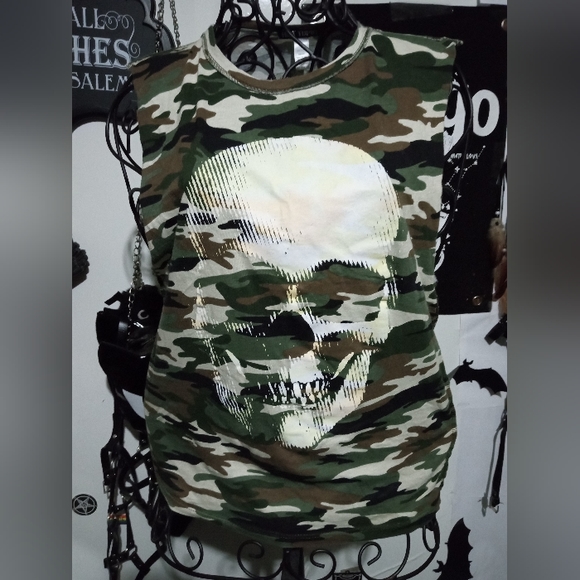 Hot Topic Tops - 2/$10 Vintage Hot Topic Grunge Y2k Alt Skull Camo Sleeveless Top Sizes Small/Med